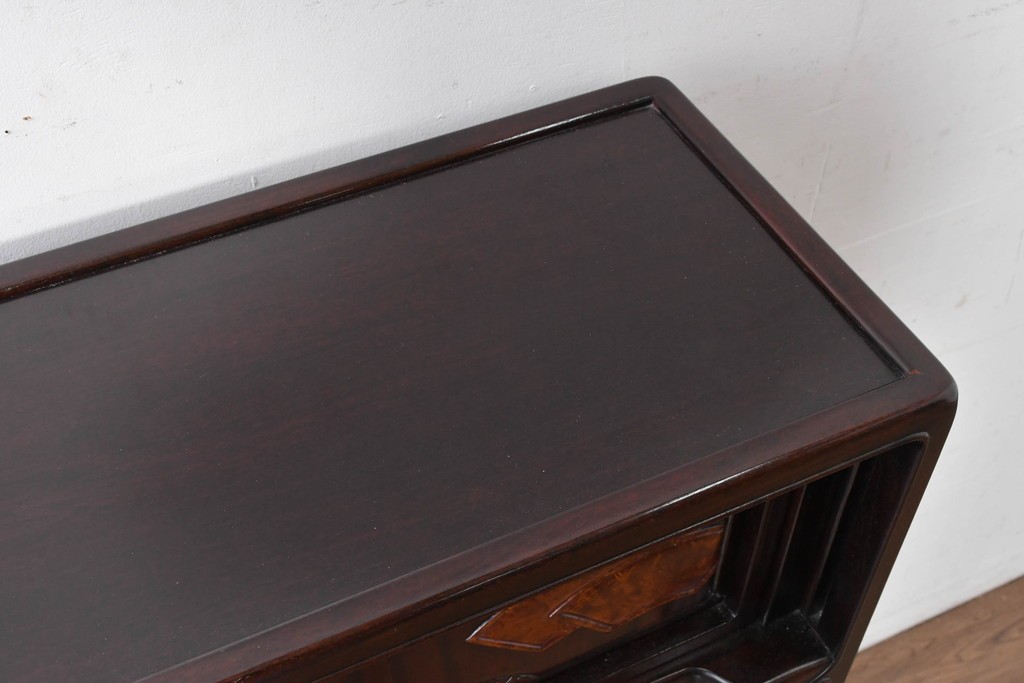 中古　美品　高級指物工芸家具　シタン材　漆塗り　軽やかな格子デザインと品のある佇まいの茶棚　定価約120万円　(R-087243)