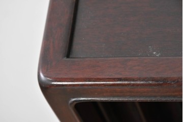 中古　美品　高級指物工芸家具　シタン材　漆塗り　軽やかな格子デザインと品のある佇まいの茶棚　定価約120万円　(R-087243)