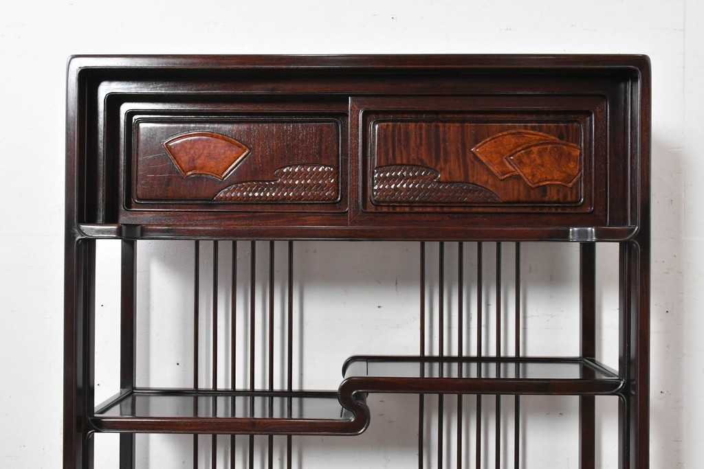 中古　美品　高級指物工芸家具　シタン材　漆塗り　軽やかな格子デザインと品のある佇まいの茶棚　定価約120万円　(R-087243)