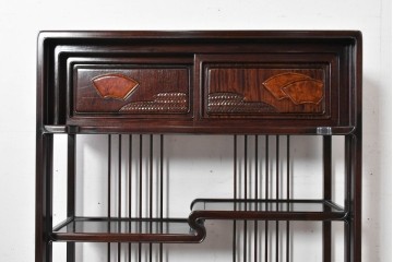 中古　美品　高級指物工芸家具　シタン材　漆塗り　軽やかな格子デザインと品のある佇まいの茶棚　定価約120万円　(R-087243)