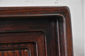 中古　美品　高級指物工芸家具　シタン材　漆塗り　軽やかな格子デザインと品のある佇まいの茶棚　定価約120万円　(R-087243)