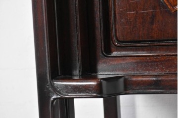 中古　美品　高級指物工芸家具　シタン材　漆塗り　軽やかな格子デザインと品のある佇まいの茶棚　定価約120万円　(R-087243)