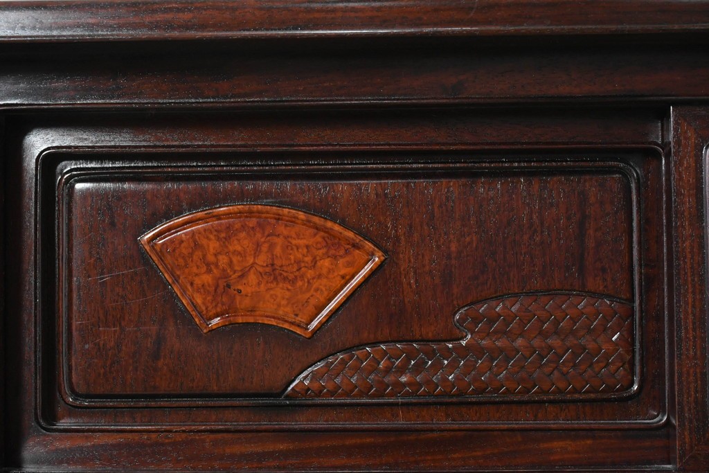 中古　美品　高級指物工芸家具　シタン材　漆塗り　軽やかな格子デザインと品のある佇まいの茶棚　定価約120万円　(R-087243)