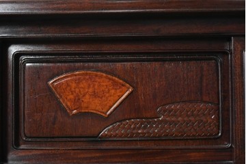 中古　美品　高級指物工芸家具　シタン材　漆塗り　軽やかな格子デザインと品のある佇まいの茶棚　定価約120万円　(R-087243)