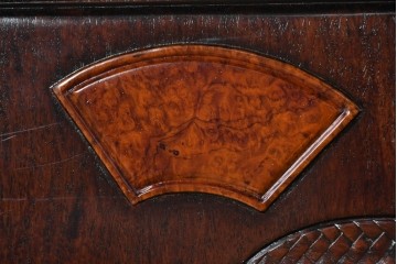 中古　美品　高級指物工芸家具　シタン材　漆塗り　軽やかな格子デザインと品のある佇まいの茶棚　定価約120万円　(R-087243)