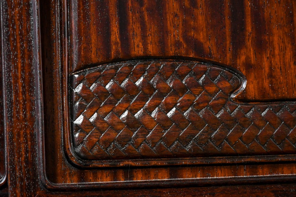 中古　美品　高級指物工芸家具　シタン材　漆塗り　軽やかな格子デザインと品のある佇まいの茶棚　定価約120万円　(R-087243)