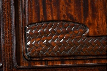 中古　美品　高級指物工芸家具　シタン材　漆塗り　軽やかな格子デザインと品のある佇まいの茶棚　定価約120万円　(R-087243)