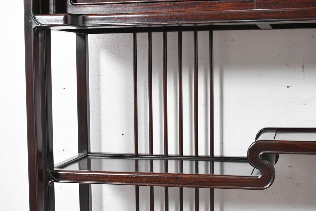 中古　美品　高級指物工芸家具　シタン材　漆塗り　軽やかな格子デザインと品のある佇まいの茶棚　定価約120万円　(R-087243)