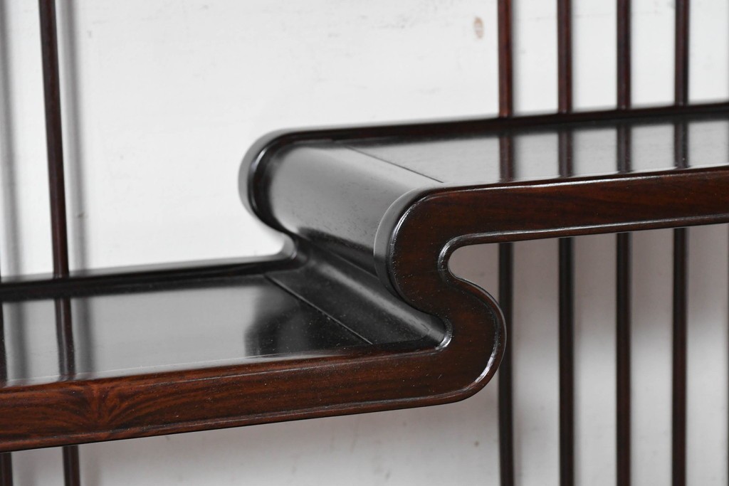 中古　美品　高級指物工芸家具　シタン材　漆塗り　軽やかな格子デザインと品のある佇まいの茶棚　定価約120万円　(R-087243)