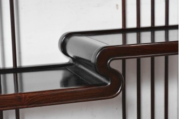 中古　美品　高級指物工芸家具　シタン材　漆塗り　軽やかな格子デザインと品のある佇まいの茶棚　定価約120万円　(R-087243)