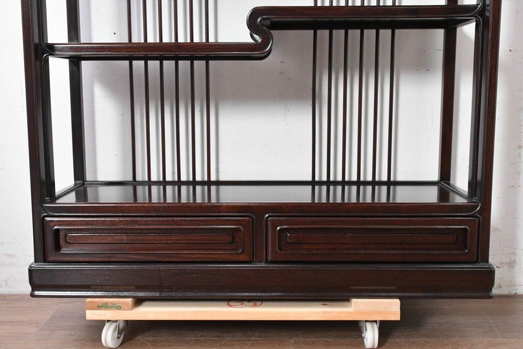 中古　美品　高級指物工芸家具　シタン材　漆塗り　軽やかな格子デザインと品のある佇まいの茶棚　定価約120万円　(R-087243)