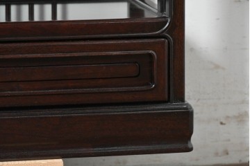 中古　美品　高級指物工芸家具　シタン材　漆塗り　軽やかな格子デザインと品のある佇まいの茶棚　定価約120万円　(R-087243)