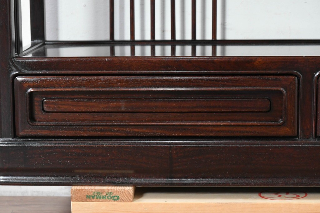 中古　美品　高級指物工芸家具　シタン材　漆塗り　軽やかな格子デザインと品のある佇まいの茶棚　定価約120万円　(R-087243)