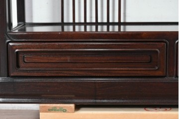 中古　美品　高級指物工芸家具　シタン材　漆塗り　軽やかな格子デザインと品のある佇まいの茶棚　定価約120万円　(R-087243)