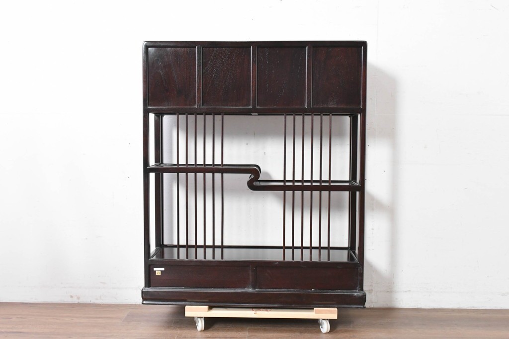 中古　美品　高級指物工芸家具　シタン材　漆塗り　軽やかな格子デザインと品のある佇まいの茶棚　定価約120万円　(R-087243)