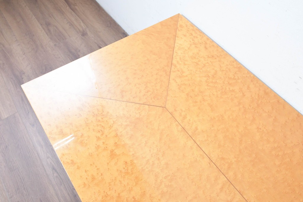 中古　SPLENDOR(スプレンダー)　バーズアイ　曲線脚と杢目の表情を楽しめる天板が魅力のなローテーブル　定価約20万円　(R-087244)