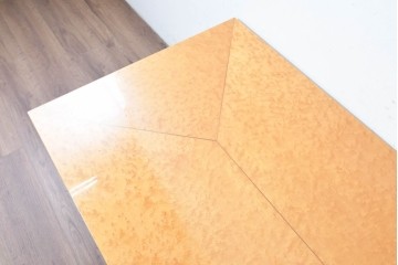 中古　SPLENDOR(スプレンダー)　バーズアイ　曲線脚と杢目の表情を楽しめる天板が魅力のなローテーブル　定価約20万円　(R-087244)