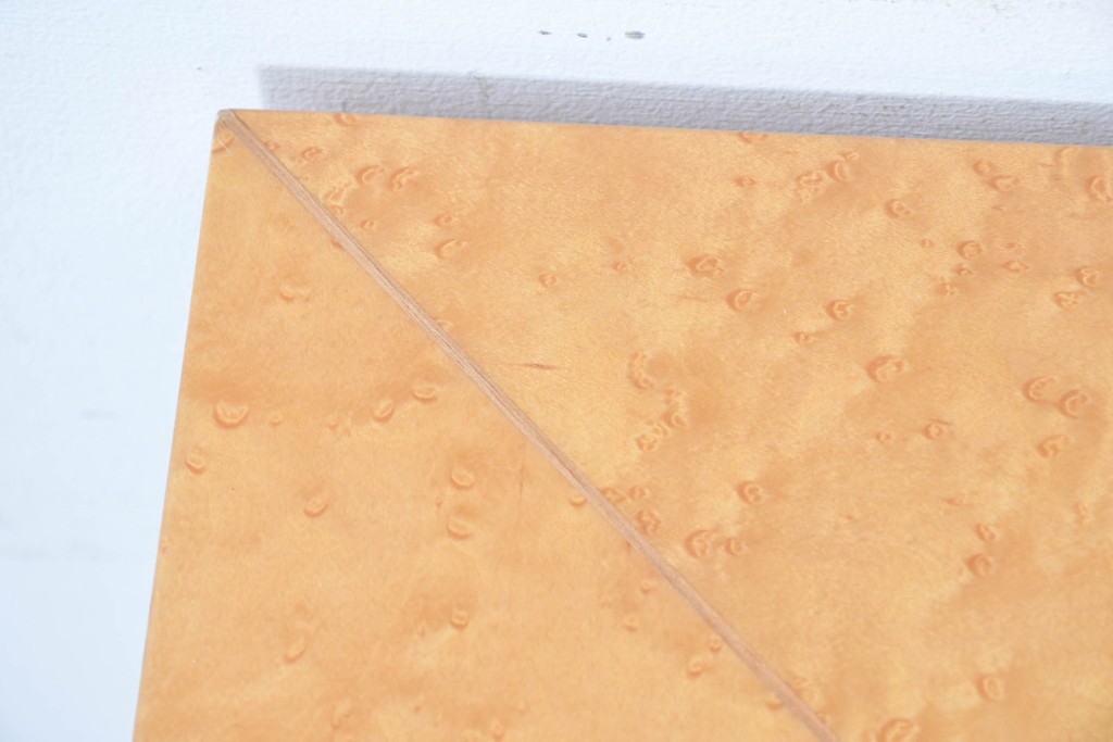 中古　SPLENDOR(スプレンダー)　バーズアイ　曲線脚と杢目の表情を楽しめる天板が魅力のなローテーブル　定価約20万円　(R-087244)