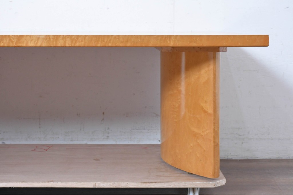 中古　SPLENDOR(スプレンダー)　バーズアイ　曲線脚と杢目の表情を楽しめる天板が魅力のなローテーブル　定価約20万円　(R-087244)