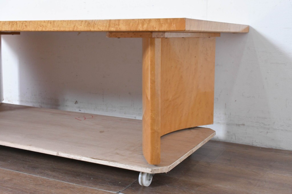 中古　SPLENDOR(スプレンダー)　バーズアイ　曲線脚と杢目の表情を楽しめる天板が魅力のなローテーブル　定価約20万円　(R-087244)