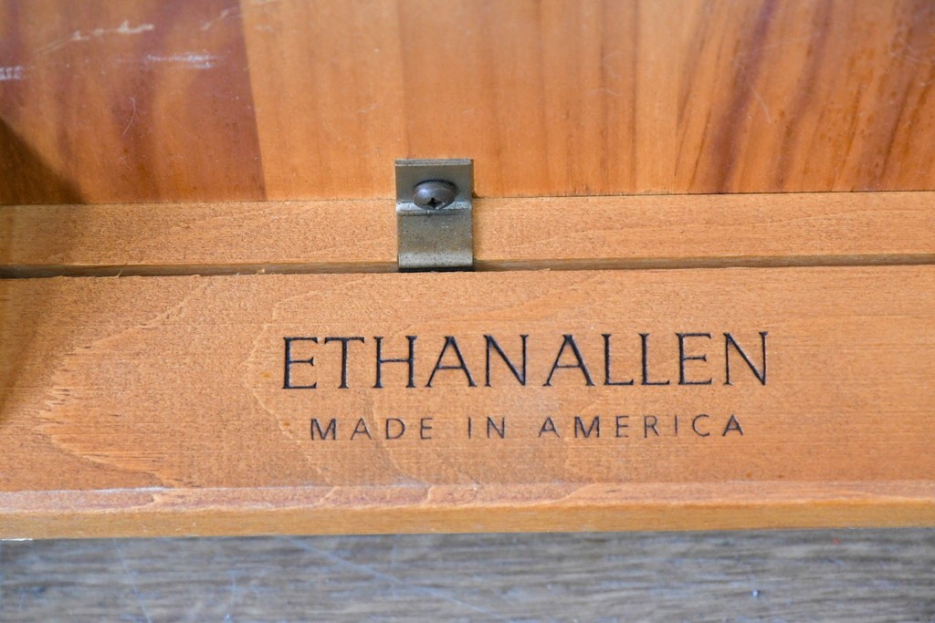 中古　アメリカ　ETHAN ALLEN(イーセンアーレン)　アメリカンカントリー　アンティーク調の素朴な風合いが魅力のエクステンションテーブル　(R-087247)