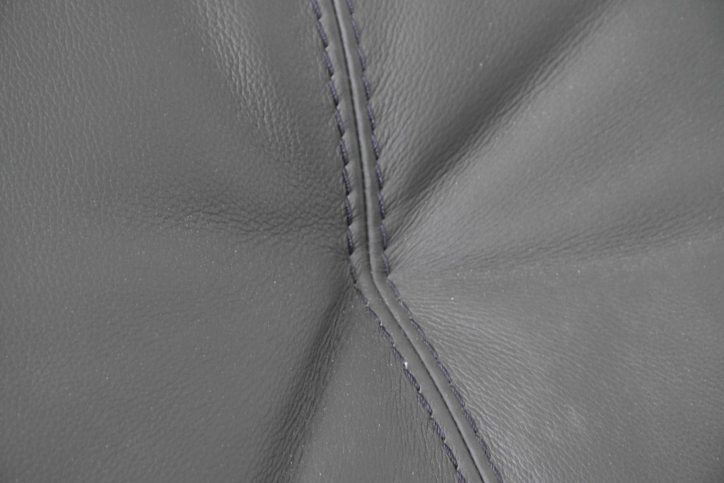 中古　FALIO JAPAN取扱い　ASE社　本革　ゆったりくつろげる2人掛けソファ　(R-087249)