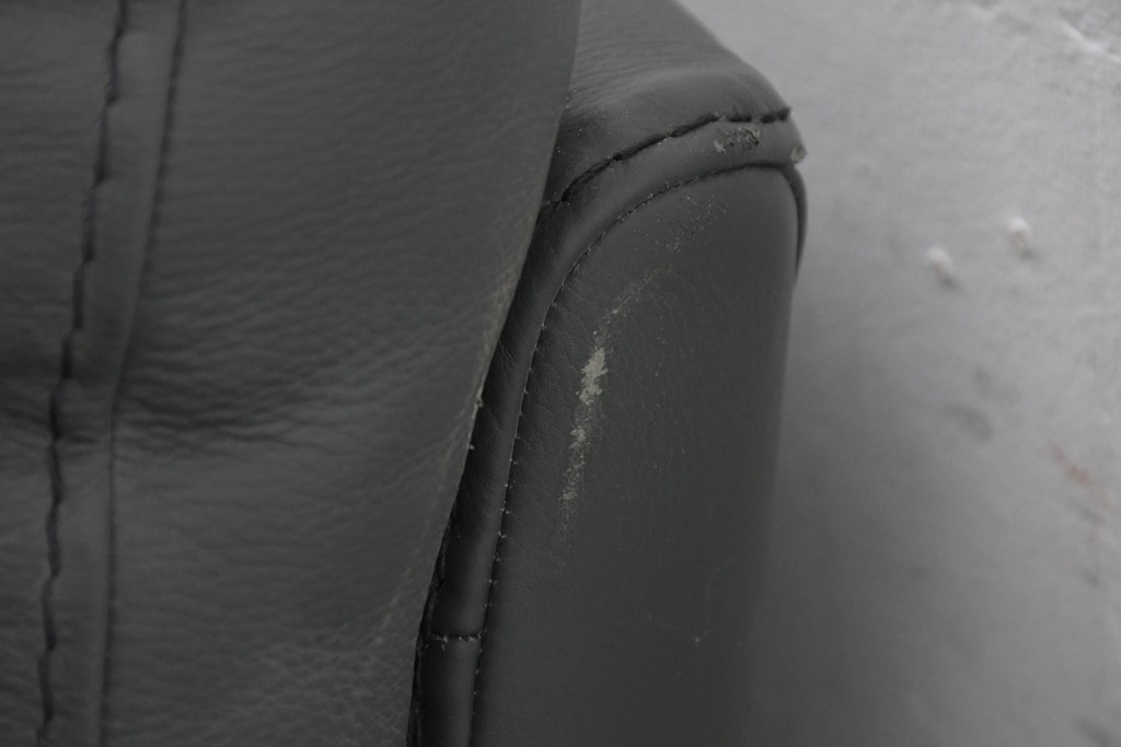 中古　FALIO JAPAN取扱い　ASE社　本革　ゆったりくつろげる2人掛けソファ　(R-087249)