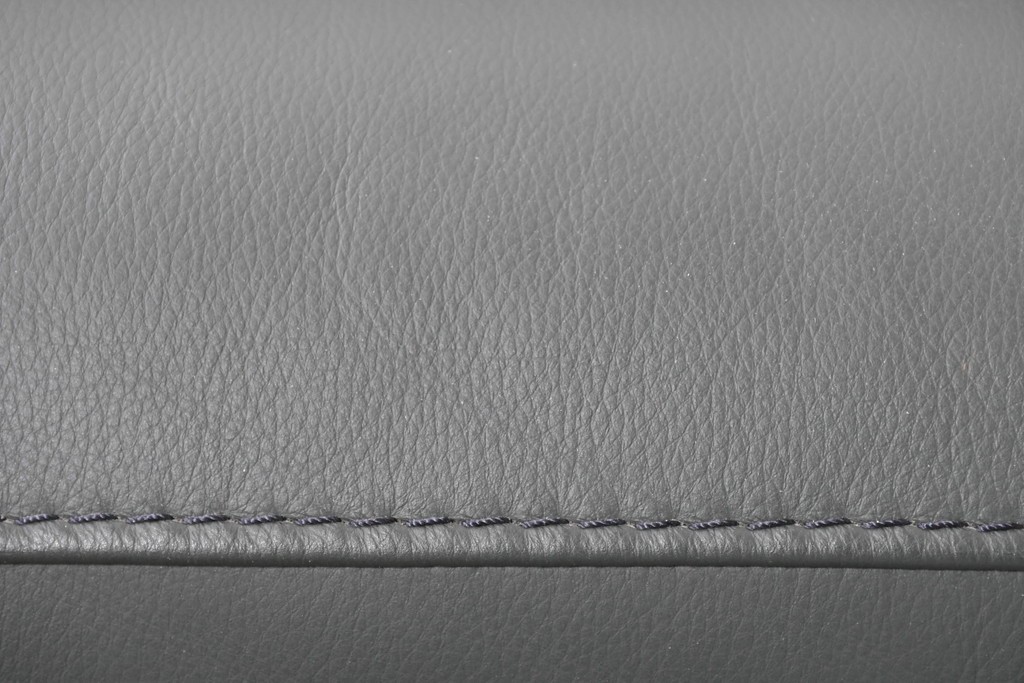 中古　FALIO JAPAN取扱い　ASE社　本革　ゆったりくつろげる2人掛けソファ　(R-087249)