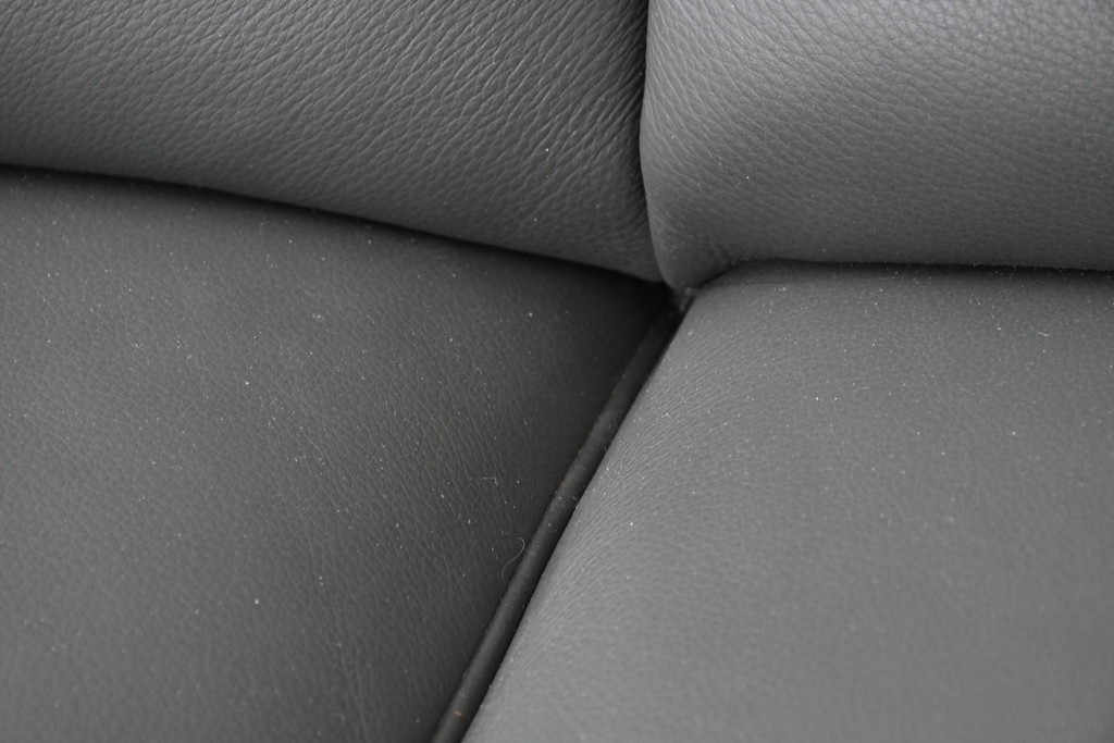 中古　FALIO JAPAN取扱い　ASE社　本革　ゆったりくつろげる2人掛けソファ　(R-087249)