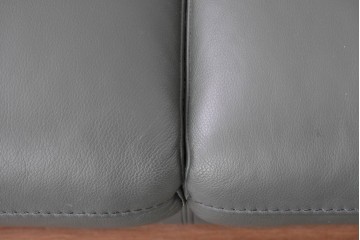 中古　FALIO JAPAN取扱い　ASE社　本革　ゆったりくつろげる2人掛けソファ　(R-087249)