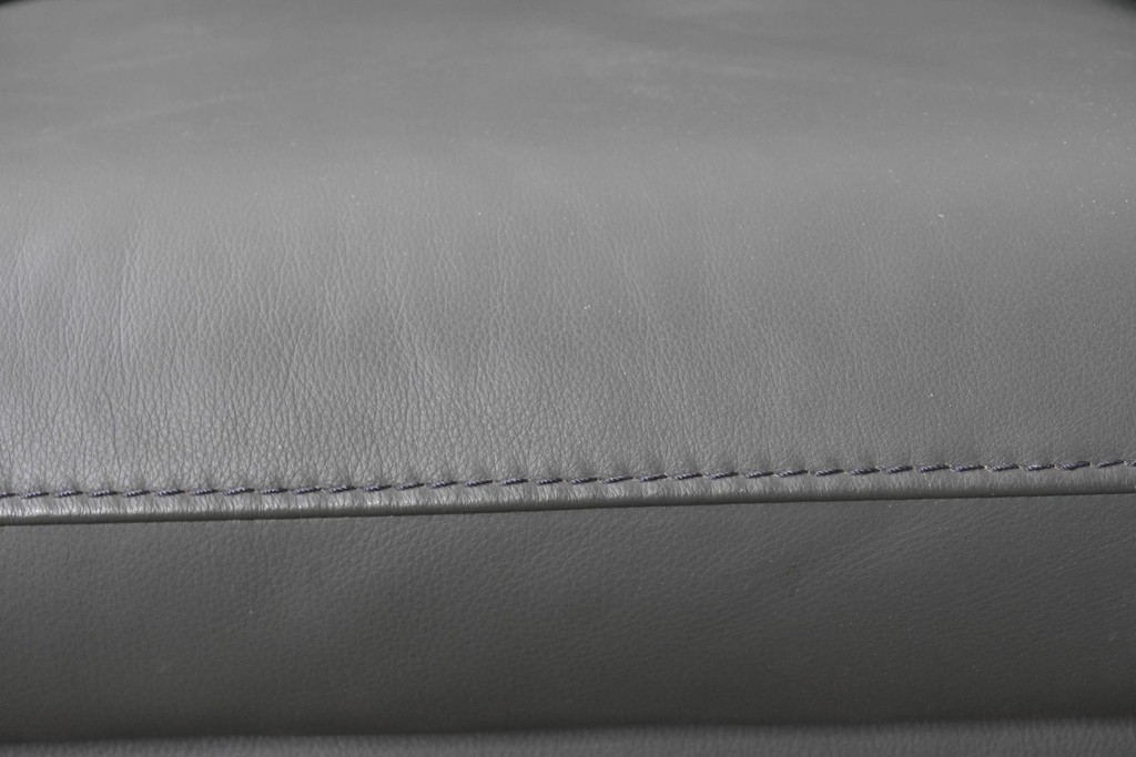 中古　FALIO JAPAN取扱い　ASE社　本革　ゆったりくつろげる2人掛けソファ　(R-087249)