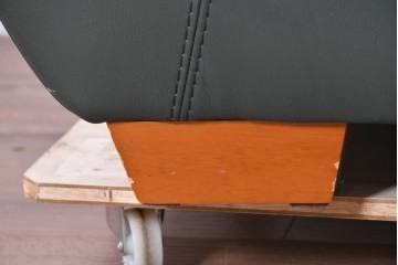 中古　FALIO JAPAN取扱い　ASE社　本革　ゆったりくつろげる2人掛けソファ　(R-087249)