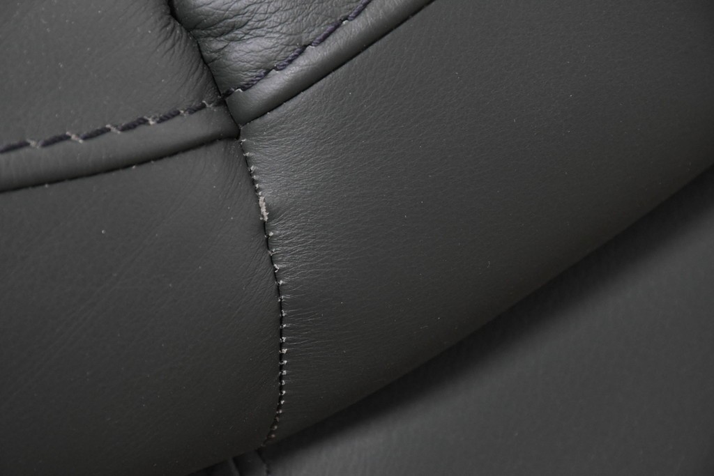 中古　FALIO JAPAN取扱い　ASE社　本革　ゆったりくつろげる2人掛けソファ　(R-087249)