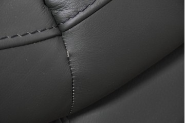 中古　FALIO JAPAN取扱い　ASE社　本革　ゆったりくつろげる2人掛けソファ　(R-087249)