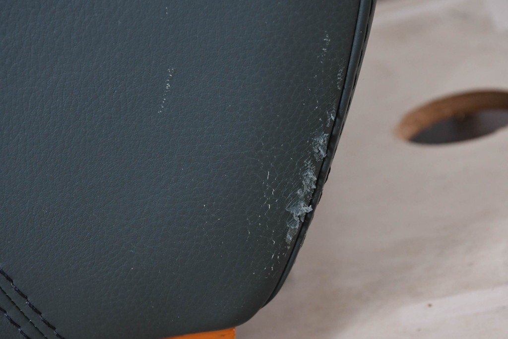 中古　FALIO JAPAN取扱い　ASE社　本革　ゆったりくつろげる2人掛けソファ　(R-087249)