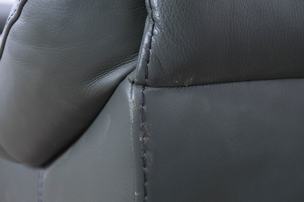 中古　FALIO JAPAN取扱い　ASE社　本革　ゆったりくつろげる2人掛けソファ　(R-087249)