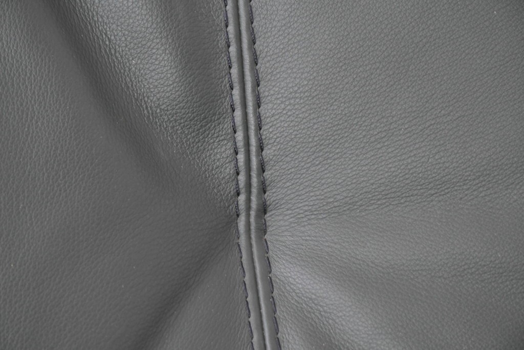 中古　FALIO JAPAN取扱い　ASE社　本革　ゆったりくつろげる2人掛けソファ　定価約29万円　(R-087250)