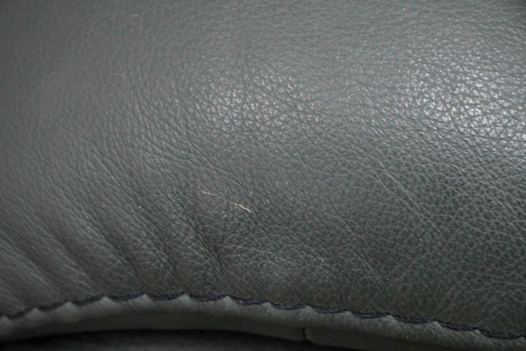 中古　FALIO JAPAN取扱い　ASE社　本革　ゆったりくつろげる2人掛けソファ　定価約29万円　(R-087250)