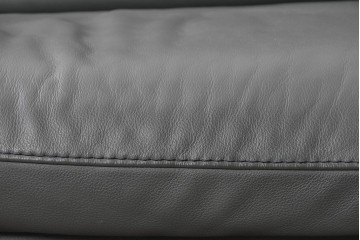 中古　FALIO JAPAN取扱い　ASE社　本革　ゆったりくつろげる2人掛けソファ　定価約29万円　(R-087250)