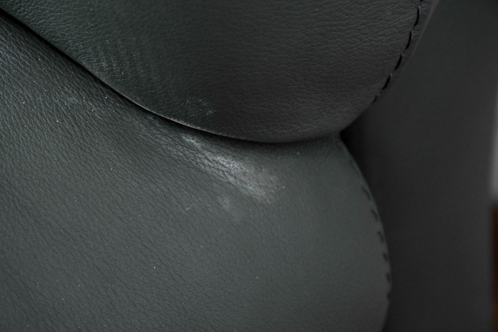 中古　FALIO JAPAN取扱い　ASE社　本革　ゆったりくつろげる2人掛けソファ　定価約29万円　(R-087250)