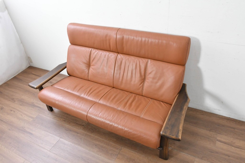 中古　国産職人手作り　アサヒ木工　本革(一部合皮)　木肘が印象的な2人掛けソファ　定価約24万円　(R-087253)