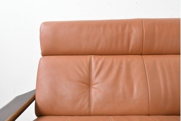 中古　国産職人手作り　アサヒ木工　本革(一部合皮)　木肘が印象的な2人掛けソファ　定価約24万円　(R-087253)