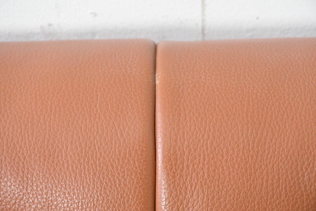 中古　国産職人手作り　アサヒ木工　本革(一部合皮)　木肘が印象的な2人掛けソファ　定価約24万円　(R-087253)