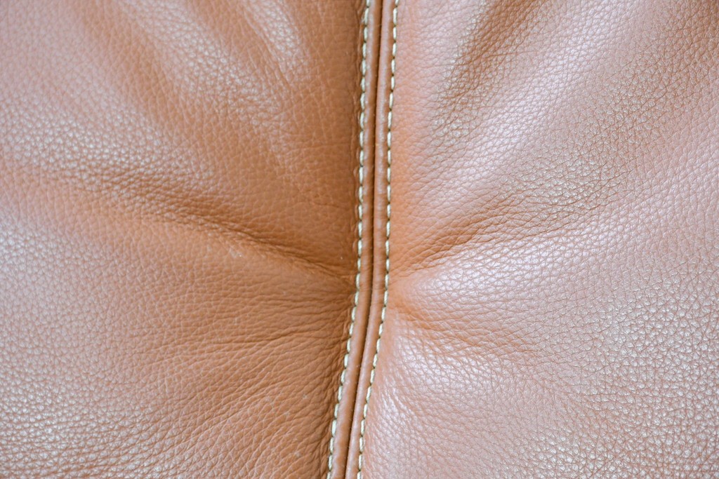 中古　国産職人手作り　アサヒ木工　本革(一部合皮)　木肘が印象的な2人掛けソファ　定価約24万円　(R-087253)