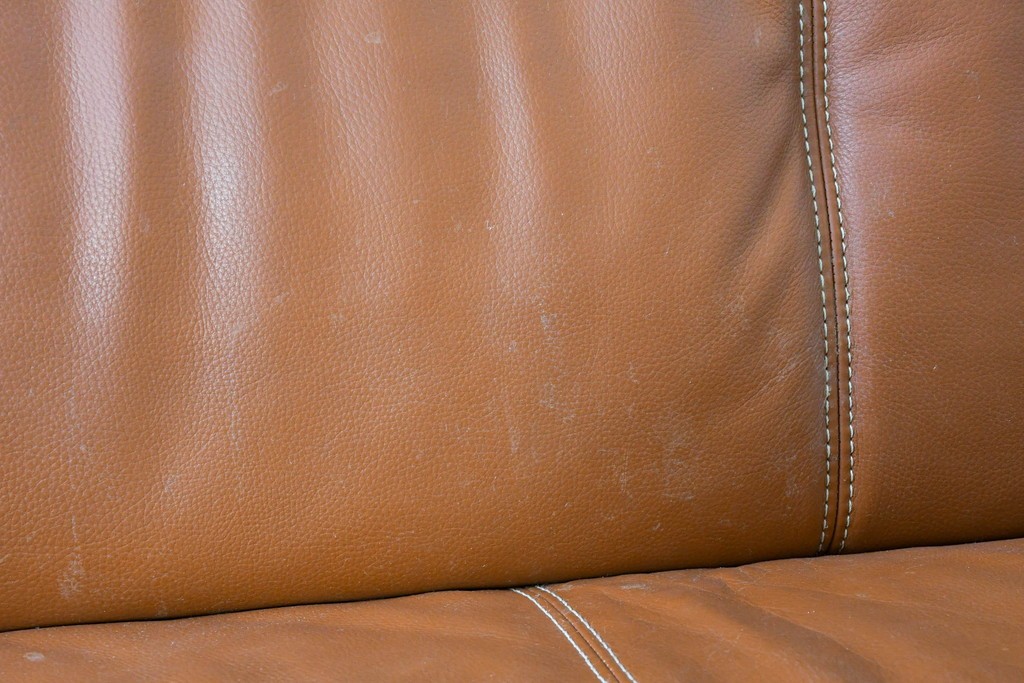 中古　国産職人手作り　アサヒ木工　本革(一部合皮)　木肘が印象的な2人掛けソファ　定価約24万円　(R-087253)