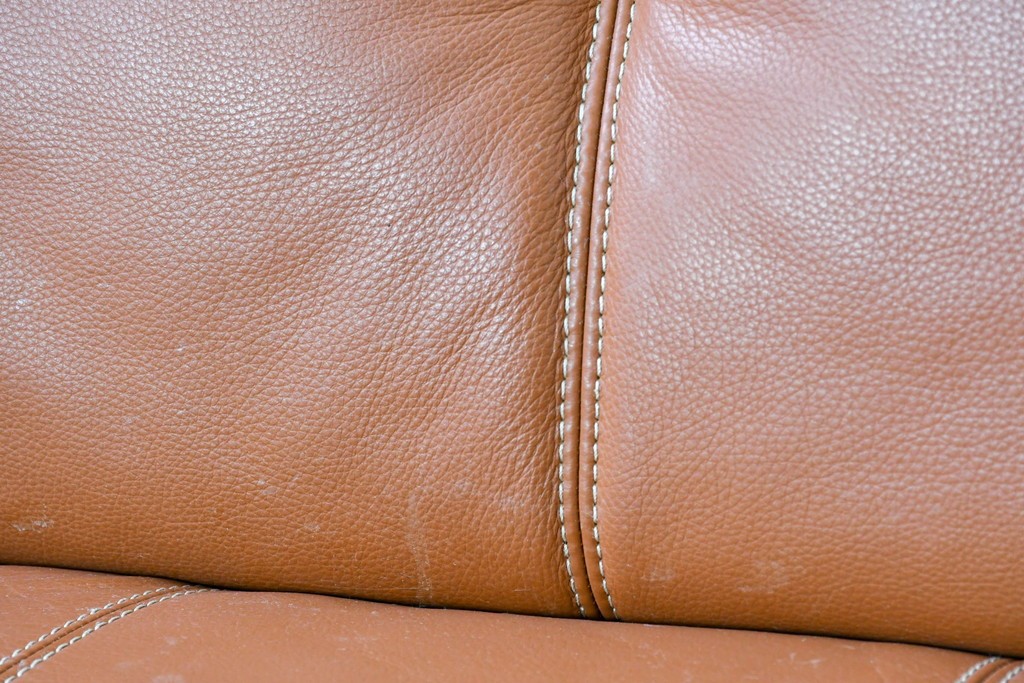 中古　国産職人手作り　アサヒ木工　本革(一部合皮)　木肘が印象的な2人掛けソファ　定価約24万円　(R-087253)