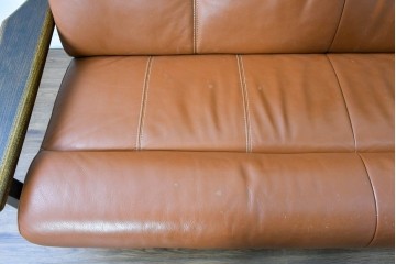 中古　国産職人手作り　アサヒ木工　本革(一部合皮)　木肘が印象的な2人掛けソファ　定価約24万円　(R-087253)