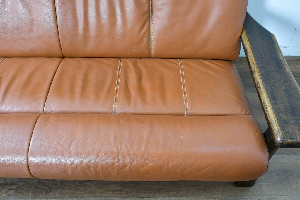 中古　国産職人手作り　アサヒ木工　本革(一部合皮)　木肘が印象的な2人掛けソファ　定価約24万円　(R-087253)