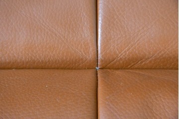 中古　国産職人手作り　アサヒ木工　本革(一部合皮)　木肘が印象的な2人掛けソファ　定価約24万円　(R-087253)