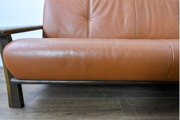 中古　国産職人手作り　アサヒ木工　本革(一部合皮)　木肘が印象的な2人掛けソファ　定価約24万円　(R-087253)